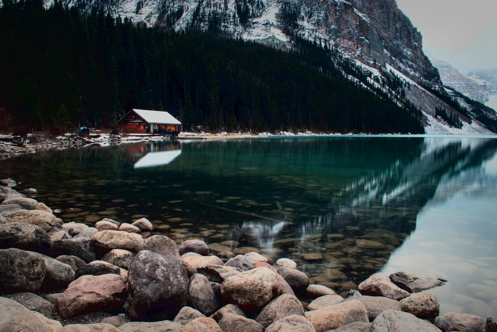 调整后的湖景，湖水呈现更浓的青绿色，前景石头的明暗更分明，远山与天空仍有层次。